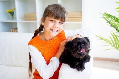 Torunu ile bir köpek