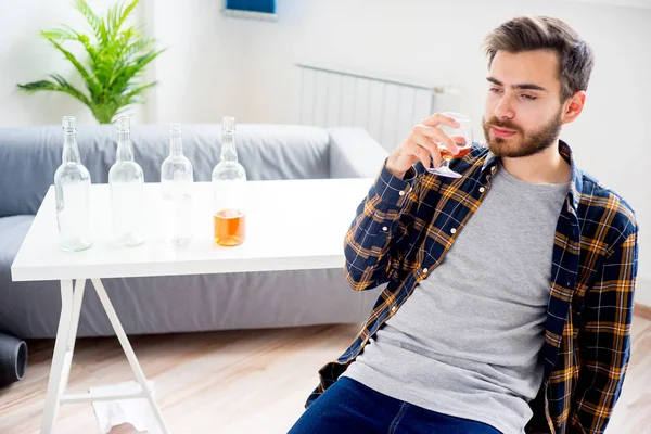 Alkol bağımlısı adam