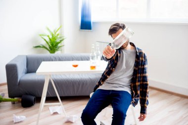 Alkol bağımlısı adam