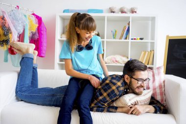 Baba ve genç bir kızı