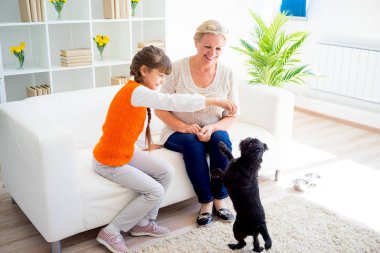 Büyükanne ve torunu