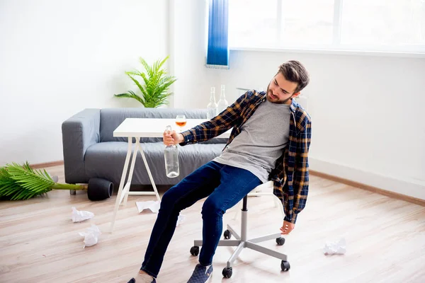 Hombre adicto al alcohol — Foto de Stock