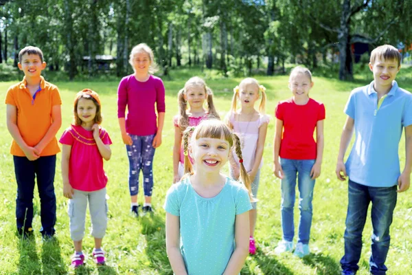 Çocuklar dışarıda park