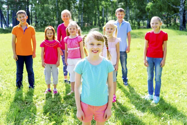 Niños afuera en el parque — Foto de Stock