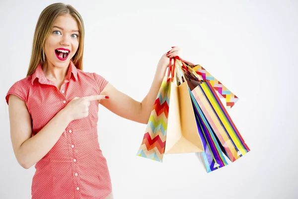 Alışveriş çantalı güzel kız.