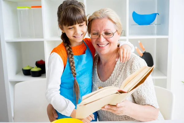 Büyükanne ve torunu