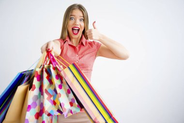 Alışveriş çantalı güzel kız.