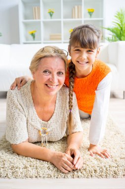 Büyükanne ve torunu