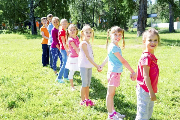 Niños afuera en el parque —  Fotos de Stock