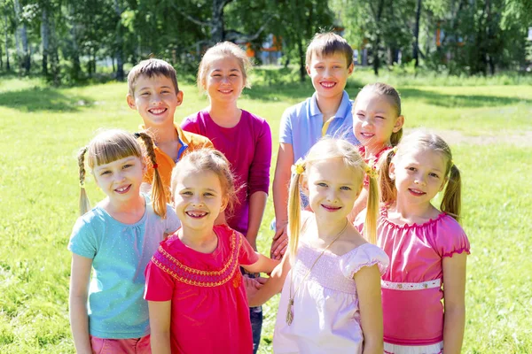 Kinder draußen im Park — Stockfoto