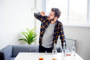 Alkol bağımlısı adam