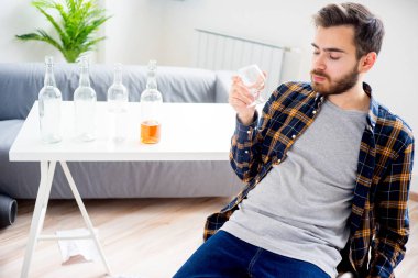 Alkol bağımlısı adam