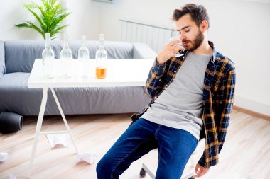 Alkol bağımlısı adam