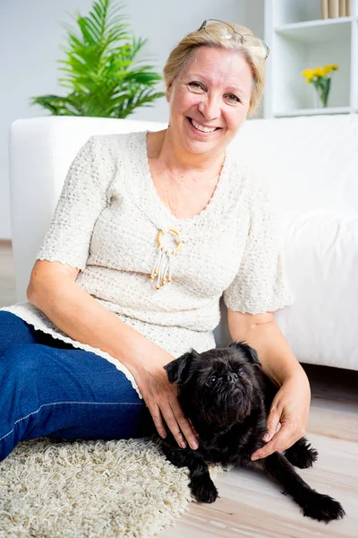 Mormor med en hund — Stockfoto
