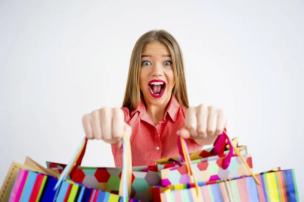 Csinos lány bevásárló táskákkal — Stock Fotó