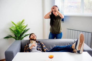 Alkol bağımlısı kocası