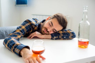Alkollü sarhoş adam
