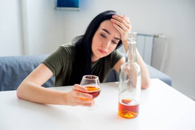 Alkol bağımlısı kadın