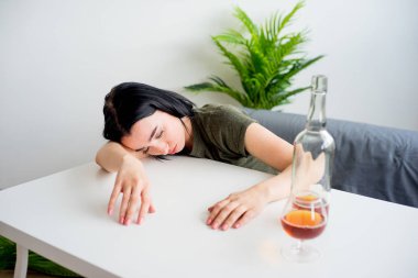 Alkol bağımlısı kadın