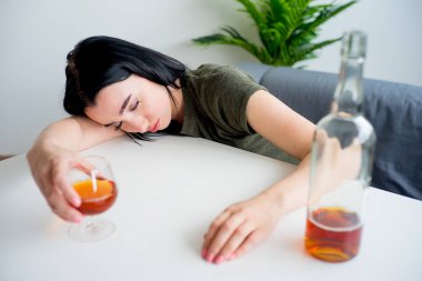 Alkol bağımlısı kadın