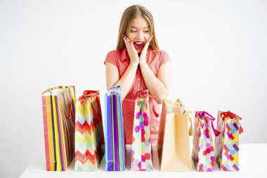 Alışveriş çantalı güzel kız.