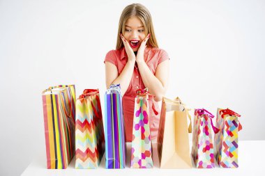 Alışveriş çantalı güzel kız.