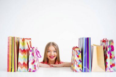 Alışveriş çantalı güzel kız.