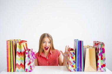 Alışveriş çantalı güzel kız.