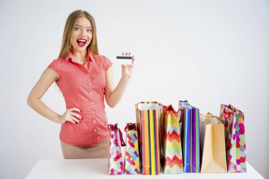 Alışveriş çantalı güzel kız.