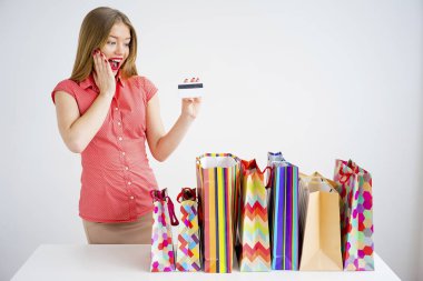 Alışveriş çantalı güzel kız.