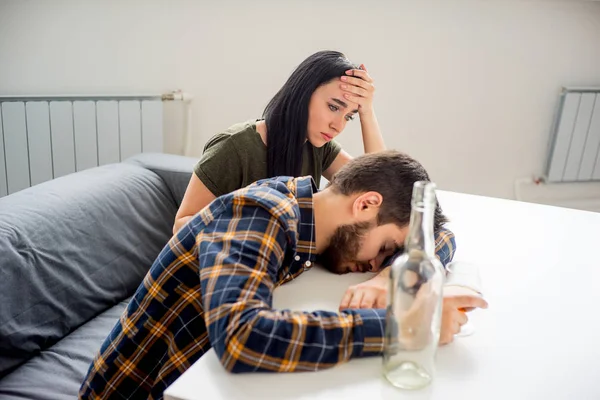 Alkol bağımlısı kocası — Stok fotoğraf
