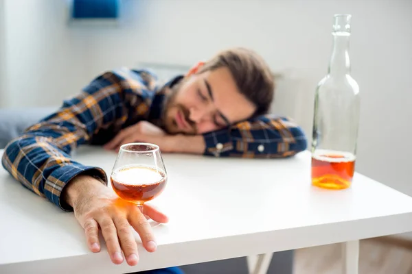 Alkoholhaltiga drinkare mannen — Stockfoto