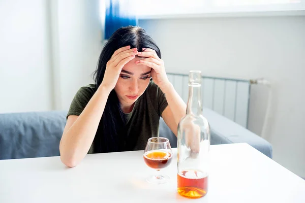 Mulher viciada em álcool — Fotografia de Stock