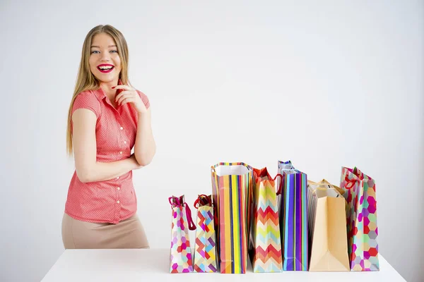 Menina bonita com sacos de compras — Fotografia de Stock