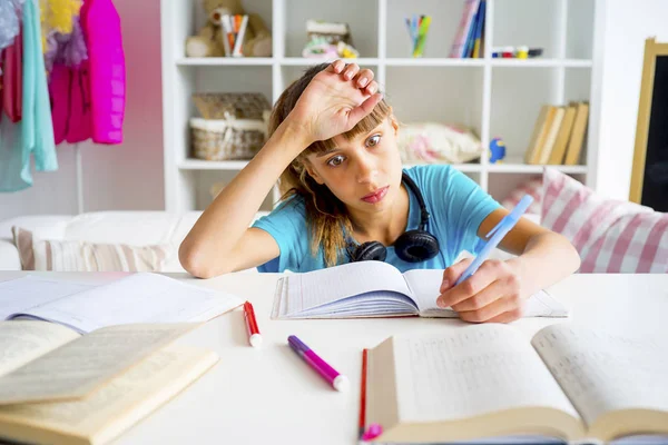 Adolescente chica y tarea — Foto de Stock