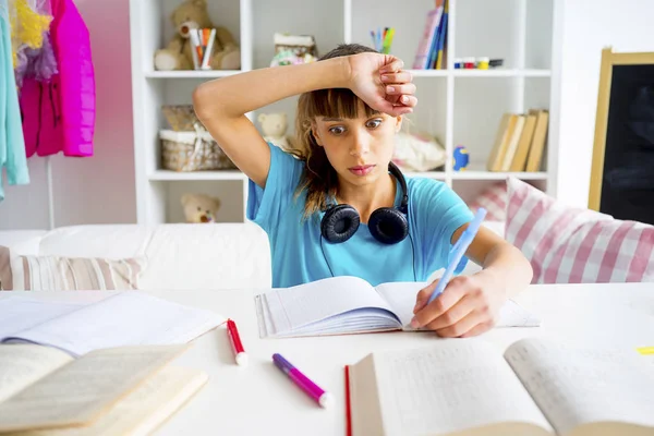 Adolescente chica y tarea — Foto de Stock