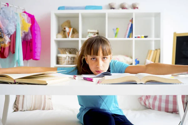 Adolescente chica y tarea — Foto de Stock