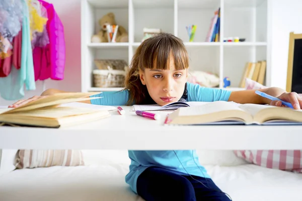 Adolescente chica y tarea — Foto de Stock