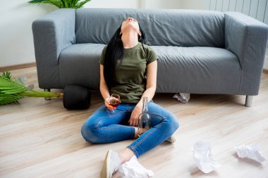 Alkol bağımlısı kadın