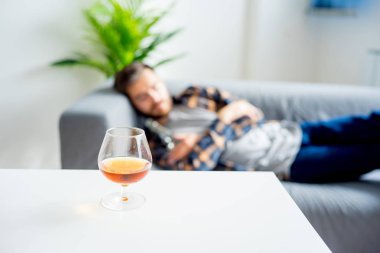 Alkollü sarhoş adam