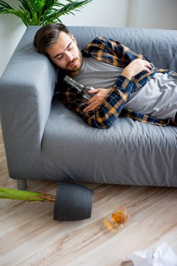 Alkollü sarhoş adam