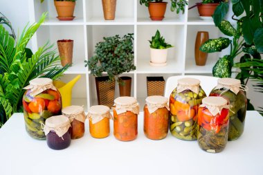 kavanoz turşu sebze ile