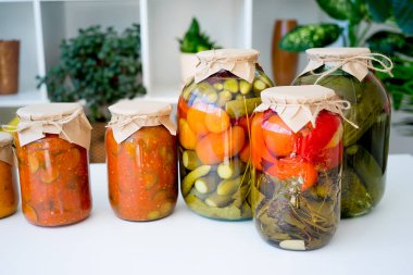 kavanoz turşu sebze ile