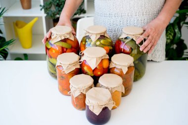 Turşu gıda ile üst düzey Bayan