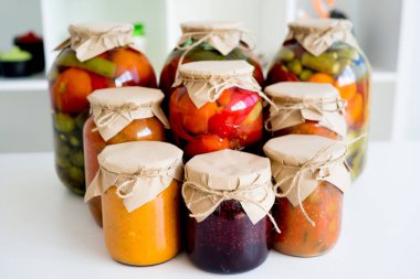 kavanoz turşu sebze ile