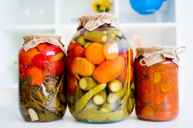 kavanoz turşu sebze ile