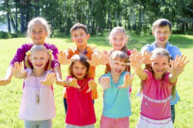 Çocuklar dışarıda park