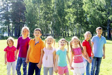 Çocuklar dışarıda park