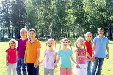 Çocuklar dışarıda park