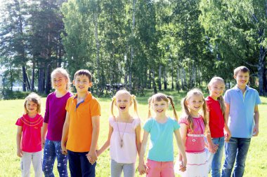 Çocuklar dışarıda park